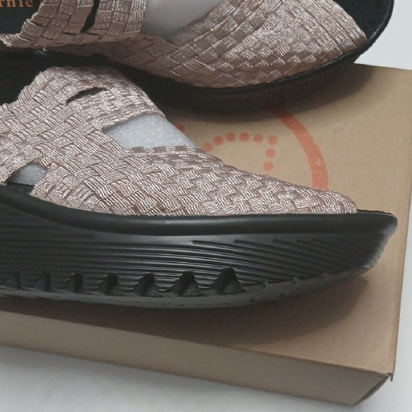 bernie mev. Women's Nude Metallic Woven Sandals - Picture 5 of 7